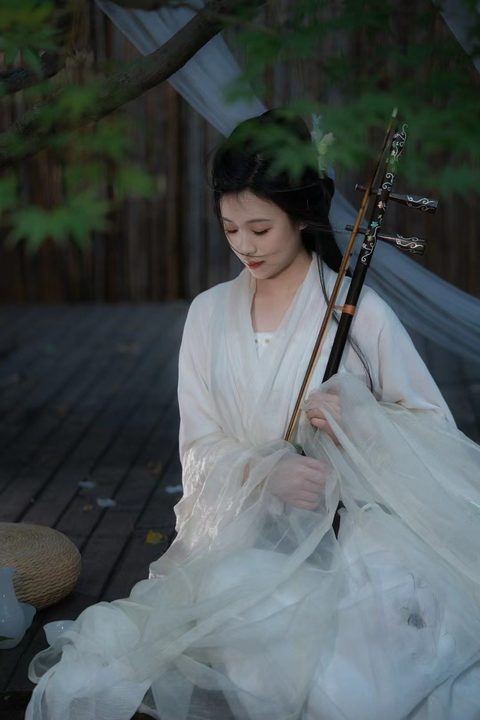 Lu Shujie looking down at her erhu