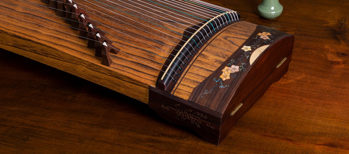 Zhuóyù — Carved Jade guzheng, tail